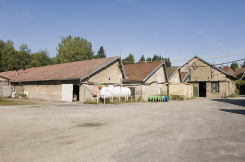 Ateliers de fabrication en rez-de-chaussée depuis le sud. © Région Bourgogne-Franche-Comté, Inventaire du patrimoine Ateliers de fabrication en rez-de-chaussée depuis le sud. © Région Bourgogne-Franche-Comté, Inventaire du patrimoine