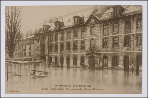 Inondation des 20-21 Janvier 1910. 17 bis. - Besançon. Place du Marché - Ecole d'Horlogerie. © Région Bourgogne-Franche-Comté, Inventaire du patrimoine Inondation des 20-21 Janvier 1910. 17 bis. - Besançon. Place du Marché - Ecole d'Horlogerie. © Région Bourgogne-Franche-Comté, Inventaire du patrimoine