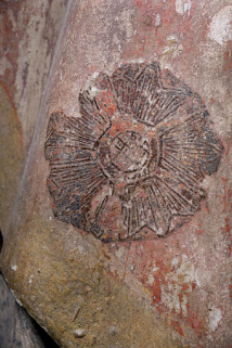 Détail : un médaillon ornant le manteau de la Vierge. © Région Bourgogne-Franche-Comté, Inventaire du patrimoine