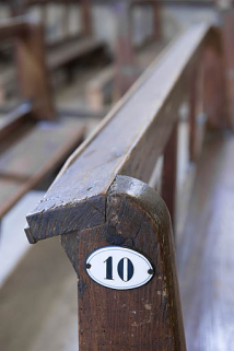Détail : un montant et sa plaque émaillée. © Région Bourgogne-Franche-Comté, Inventaire du patrimoine