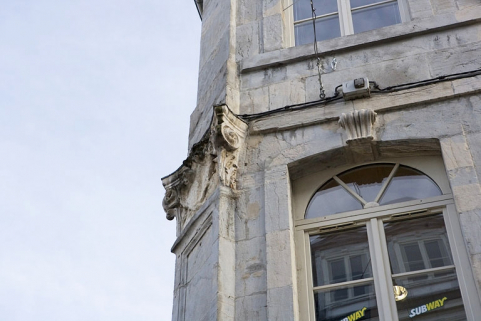 Détail du chapiteau couronnant le pilastre d'angle entre la Grande Rue et la rue des Boucheries. © Région Bourgogne-Franche-Comté, Inventaire du Patrimoine