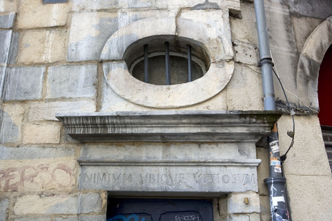 Détail du linteau de porte avec inscription du logis secondaire, rue des Boucheries. © Région Bourgogne-Franche-Comté, Inventaire du Patrimoine