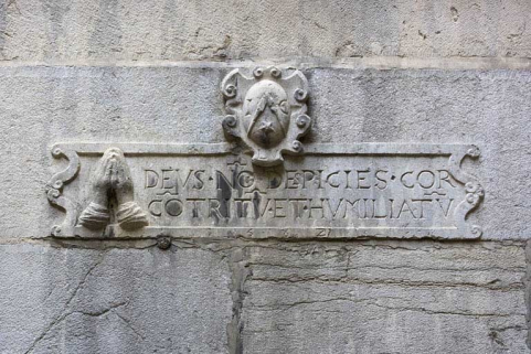 Façade antérieure du logis secondaire : détail d'une inscription. © Région Bourgogne-Franche-Comté, Inventaire du Patrimoine