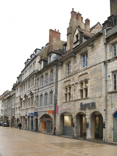 Vue d'ensemble des façades antérieures dans l'alignement de la rue. © Région Bourgogne-Franche-Comté, Inventaire du Patrimoine
