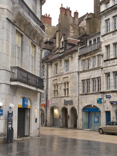 Façade antérieure du 15 Grande Rue : vue éloignée de trois quarts droit. © Région Bourgogne-Franche-Comté, Inventaire du Patrimoine