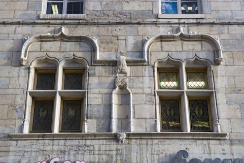Façade antérieure du 15 Grande Rue : détail des fenêtres du premier étage. © Région Bourgogne-Franche-Comté, Inventaire du Patrimoine