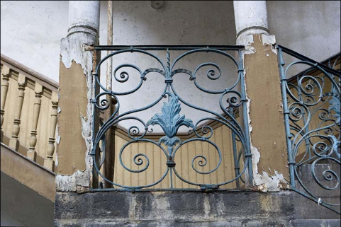 Détail d'une grille en ferronnerie du premier repos de l'escalier à cage ouverte. © Région Bourgogne-Franche-Comté, Inventaire du Patrimoine