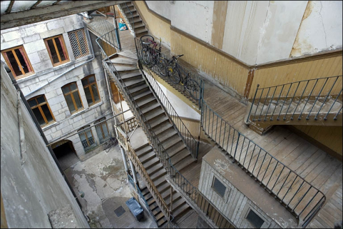 Vue d'ensemble de la façade antérieure du premier logis secondaire et de l'escalier à cage ouverte. © Région Bourgogne-Franche-Comté, Inventaire du Patrimoine