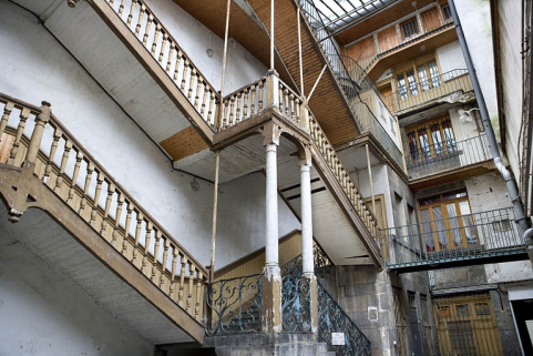 Vue partielle de la façade postérieure du logis principal et de l'escalier à cage ouverte. © Région Bourgogne-Franche-Comté, Inventaire du Patrimoine