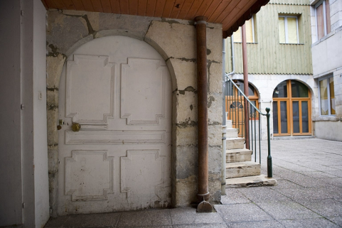 Logis secondaire dans la deuxième cour : détail d'une porte en plein cintre. © Région Bourgogne-Franche-Comté, Inventaire du Patrimoine