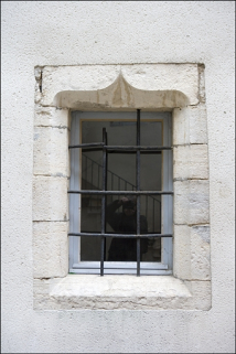 Premier logis secondaire, façade postérieure : détail d'une fenêtre en accolade. © Région Bourgogne-Franche-Comté, Inventaire du Patrimoine