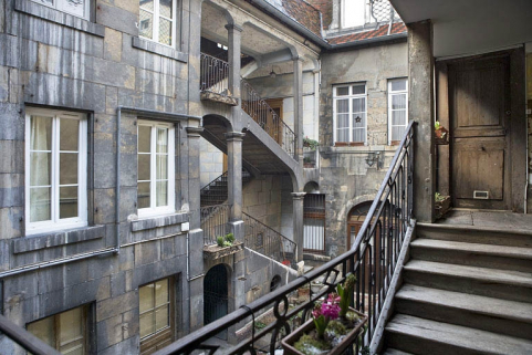 Vue de l'escalier à cage ouverte depuis celui des communs. © Région Bourgogne-Franche-Comté, Inventaire du Patrimoine