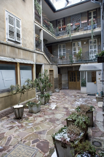 Vue d'ensemble des communs en fond de parcelle et du logis secondaire, à gauche de la cour. © Région Bourgogne-Franche-Comté, Inventaire du Patrimoine