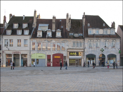 Vue d'ensemble de la façade antérieure dans l'alignement de la place. © Région Bourgogne-Franche-Comté, Inventaire du Patrimoine