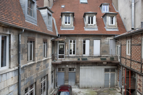 Vue d'ensemble de la façade postérieure du logis principal et d'une partie de l'aile droite. © Région Bourgogne-Franche-Comté, Inventaire du Patrimoine