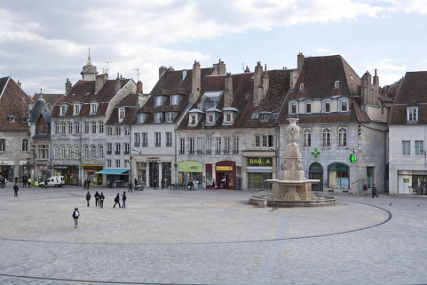 Vue d'ensemble éloignée dans l'alignement de la place. © Région Bourgogne-Franche-Comté, Inventaire du Patrimoine