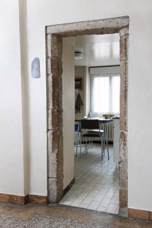 Porte aux montants moulurés ouvrant sur la nouvelle cuisine. © Région Bourgogne-Franche-Comté, Inventaire du patrimoine