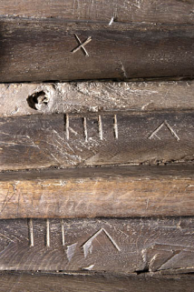 Intérieur : escalier en charpente meant à l'étage, détail des marches numérotées. © Région Bourgogne-Franche-Comté, Inventaire du patrimoine