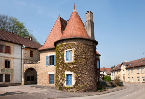 Vue d'ensemble de la porte du Vieux Moulin, de la maison du Vieux Moulin et de l'ancien pavillon d'isolement. © Région Bourgogne-Franche-Comté, Inventaire du patrimoine