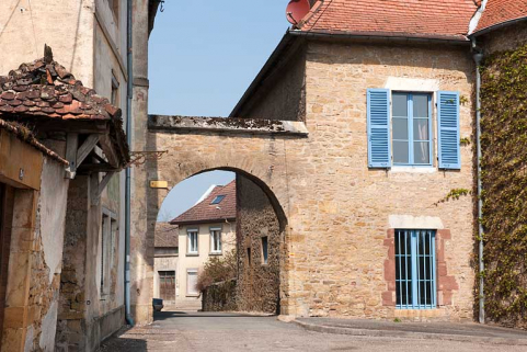 Vue rapprochée de la porte du Vieux Moulin et de la maison du Vieux Moulin. © Région Bourgogne-Franche-Comté, Inventaire du patrimoine
