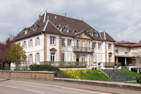 Façade antérieure et face latérale gauche depuis la rue du Vieux Moulin. © Région Bourgogne-Franche-Comté, Inventaire du patrimoine