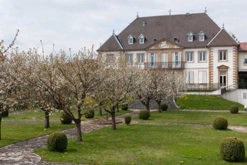 Vue d'ensemble de la façade antérieure et du jardin. © Région Bourgogne-Franche-Comté, Inventaire du patrimoine