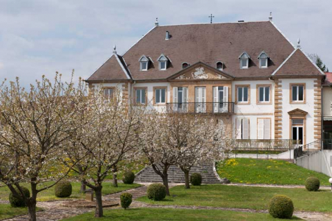 Vue rapprochée de la façade antérieure et du jardin. © Région Bourgogne-Franche-Comté, Inventaire du patrimoine