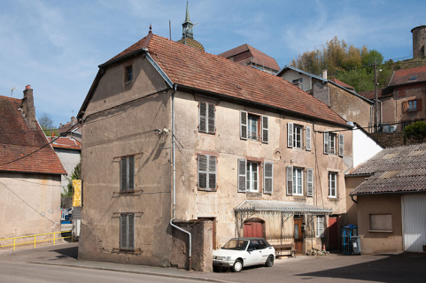 Vue générale du bâtiment (AL 543) situé à gauche de la cour. © Région Bourgogne-Franche-Comté, Inventaire du patrimoine