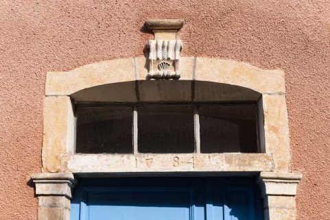 Détail : linteau de la porte d'entrée du logis. © Région Bourgogne-Franche-Comté, Inventaire du patrimoine