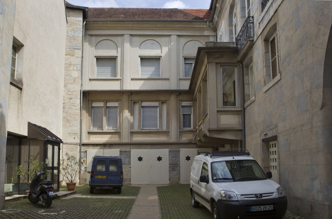 Vue d'ensemble de la cour postérieure. © Région Bourgogne-Franche-Comté, Inventaire du Patrimoine