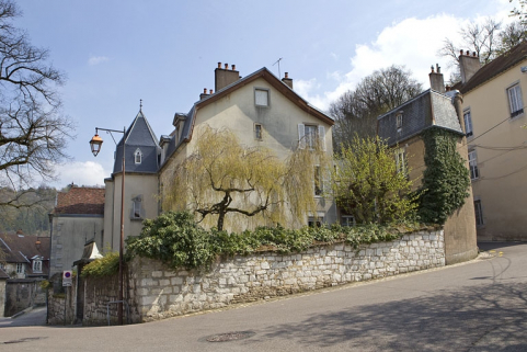 Vue d'ensemble de trois quarts droit depuis la rue. © Région Bourgogne-Franche-Comté, Inventaire du Patrimoine
