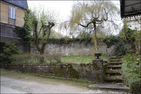 Vue d'ensemble du petit jardin depuis la cour. © Région Bourgogne-Franche-Comté, Inventaire du Patrimoine