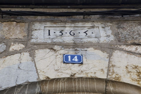 Détail de la date sur le linteau du portail dans clôture. © Région Bourgogne-Franche-Comté, Inventaire du Patrimoine