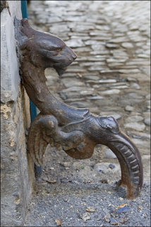 Objet non identifié (chasse-roue ?) en fonte en forme de dragon situé dans la cour. © Région Bourgogne-Franche-Comté, Inventaire du Patrimoine