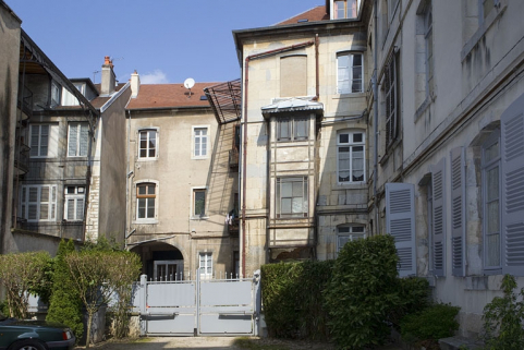 Vue de la façade postérieure du logis principal depuis le fond de la cour. © Région Bourgogne-Franche-Comté, Inventaire du Patrimoine