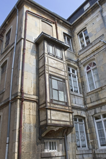 Détail d'une logette sur la façade postérieure du logis principal. © Région Bourgogne-Franche-Comté, Inventaire du Patrimoine