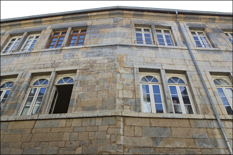Façade antérieure sur rue du logis principal : vue des premier et second étages. © Région Bourgogne-Franche-Comté, Inventaire du Patrimoine