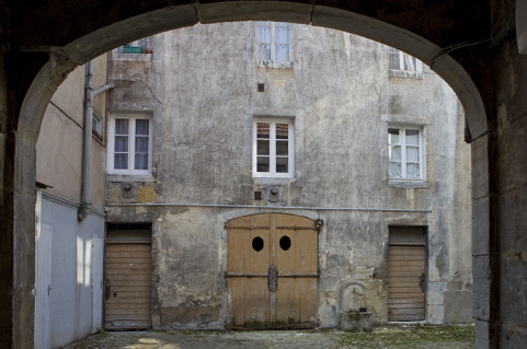 Façade antérieure du deuxième logis secondaire depuis le passage cocher. © Région Bourgogne-Franche-Comté, Inventaire du Patrimoine