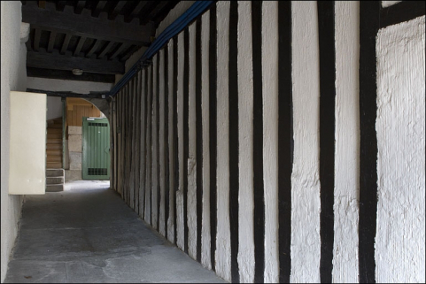 Vue du mur latéral droit, en pan de bois, du passage cocher. © Région Bourgogne-Franche-Comté, Inventaire du Patrimoine