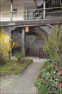 Vue de l'escalier à cage ouverte à droite de la première cour. © Région Bourgogne-Franche-Comté, Inventaire du Patrimoine