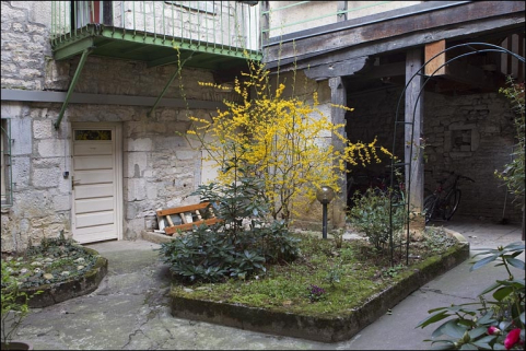 Détail du fond de la première cour, de trois quarts droit. © Région Bourgogne-Franche-Comté, Inventaire du Patrimoine