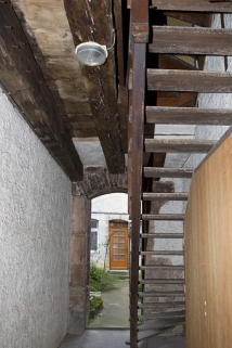 Vue d'ensemble du passage sous l'escalier à cage ouverte. © Région Bourgogne-Franche-Comté, Inventaire du Patrimoine