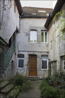 Vue d'ensemble des façades du logis secondaire depuis l'entrée de la deuxième cour. © Région Bourgogne-Franche-Comté, Inventaire du Patrimoine