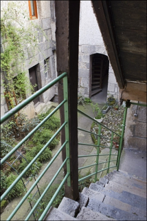 Vue d'ensemble des façades du logis secondaire depuis l'intérieur de l'escalier dans la deuxième cour. © Région Bourgogne-Franche-Comté, Inventaire du Patrimoine