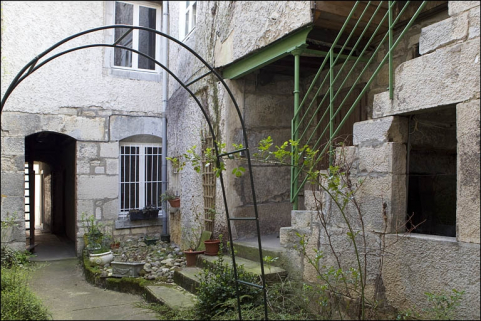 Deuxième cour : vue de l'escalier, de trois quarts droit. © Région Bourgogne-Franche-Comté, Inventaire du Patrimoine