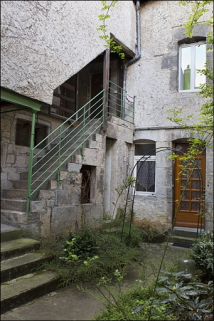 Deuxième cour : vue de l'escalier et de la façade du logis secondaire au fond de la cour. © Région Bourgogne-Franche-Comté, Inventaire du Patrimoine