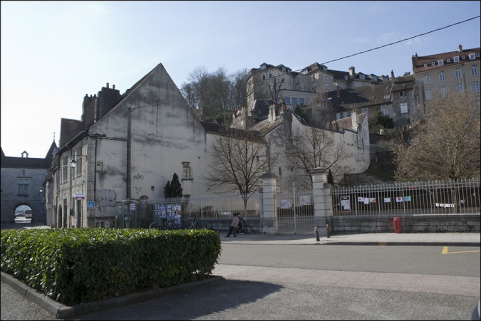 Vue d'ensemble de l'édifice depuis la rue, de trois quarts droit. © Région Bourgogne-Franche-Comté, Inventaire du Patrimoine