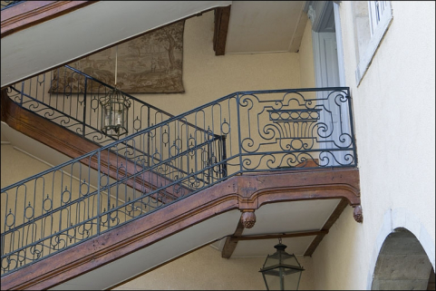Détail de la rampe en fer forgé de l'escalier à cage ouverte. © Région Bourgogne-Franche-Comté, Inventaire du Patrimoine