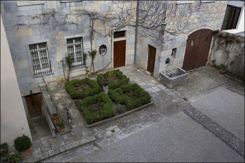 Vue du rez-de-chaussée de l'aile sur cour, depuis l'escalier à cage ouverte. © Région Bourgogne-Franche-Comté, Inventaire du Patrimoine