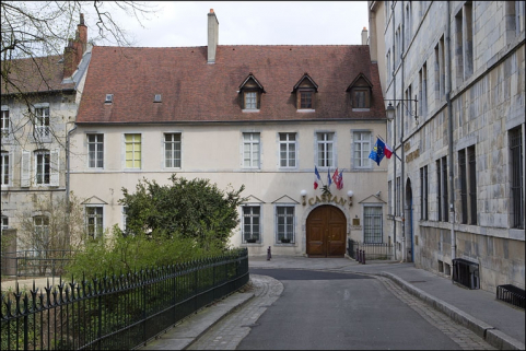 Vue d'ensemble de la façade antérieure du logis principal depuis la rue. © Région Bourgogne-Franche-Comté, Inventaire du Patrimoine